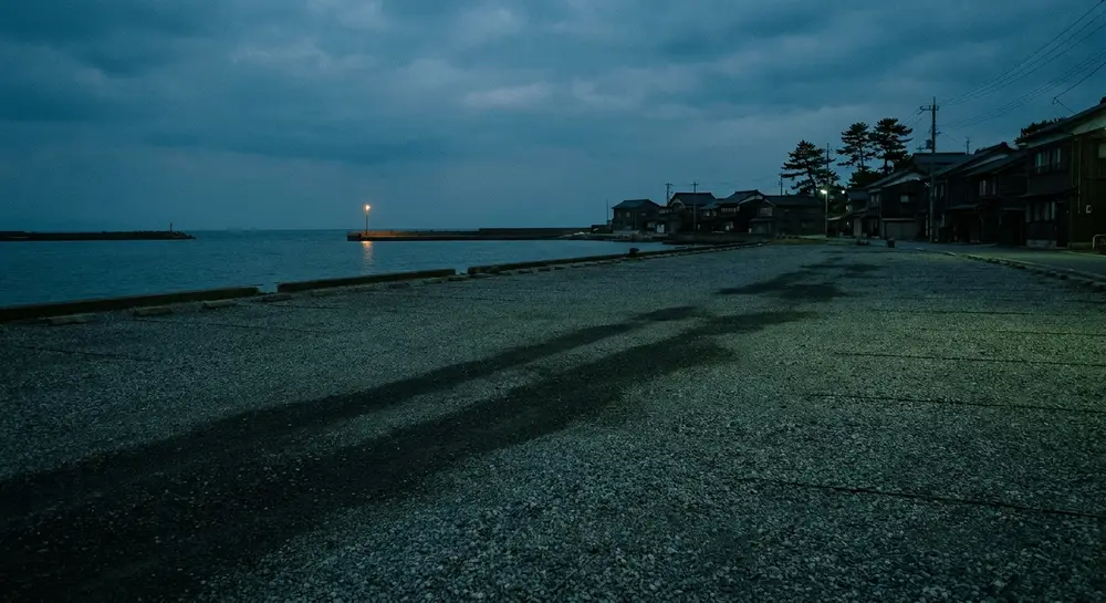 夕暮れの海辺の駐車スペース